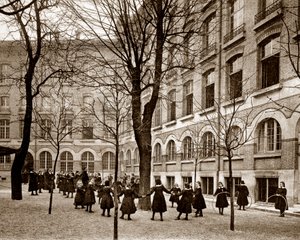 Fritidsdomstol ved Madame de Saissevals skole (Carcado - Saisseval) i Paris på slutten av det nittende århundre, før 1900 (s/hvitt foto) av French Photographer