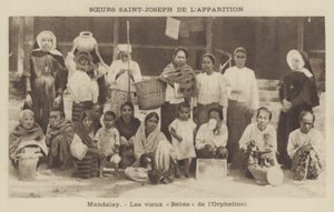 Beboere på et barnehjem drevet av Sisters of St Joseph, Mandalay, Burma (s/hv-bilde) av French Photographer