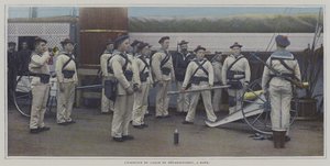 Sjømenn gjennomfører en øvelse med en landingspistol om bord på et skip (fargebilde) av French Photographer