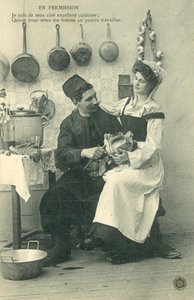 Tjenestejente sitter på mannens kne på kjøkkenet av French Photographer