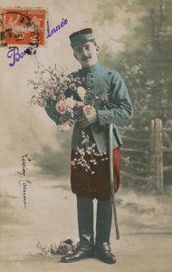 Soldat som bærer en haug med blomster, nyttårspostkort, 1913 av French Photographer