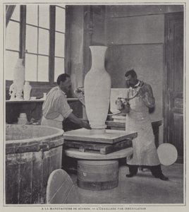 Sprayemaljering av en vase på Sevres porselensfabrikk, Frankrike (s/hvitt-bilde) av French Photographer