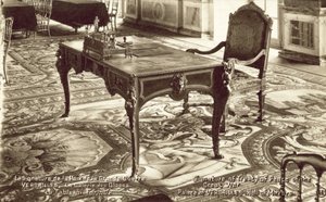 Bord i Speilsalen i Versailles-palasset som Versailles-traktaten ble signert på (s/hv-bilde) av French Photographer