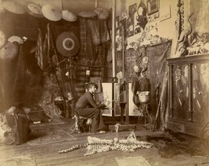 Den franske maleren Rochegrosse fotografert i sitt studio, ca. 1885 (gelatinsølvtrykk) av French Photographer
