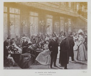 Teatergjengere utenfor Taverne Pousset i Paris etter en forestilling (s/hv-bilde) av French Photographer