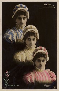 Tre identiske kvinnelige hoder av French Photographer