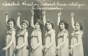 En tropp av unge kvinnelige dansere, smilende av French Photographer