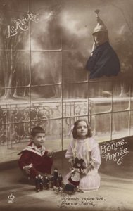 To barn leker med lekene sine og tenker på soldatfaren (tonet bilde) av French Photographer