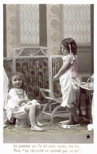 To jenter i barnehagen, en sitter på potte (s/hvitt bilde) av French Photographer