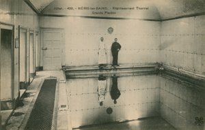 To menn som står i termalbadene ved Neris les Bains i Frankrike. Postkort sendt i 1913. av French Photographer