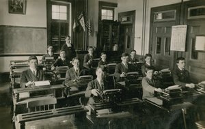 Klasse i maskinskriving. Postkort sendt i 1913. av French Photographer