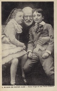 Victor Hugo (1802-1885), fransk poet, romanforfatter og dramatiker, med sine barnebarn av French Photographer