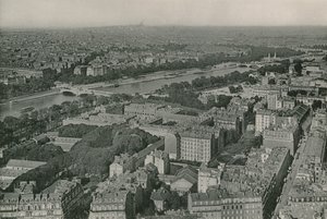 Utsikt over Champs-Elysees og Sacre-Coeur fra Eiffeltårnet, Utsikt over Champs-Elysees og Sacre-Coeur fra Eiffeltårnet (fotogravure) av French Photographer