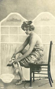 Kvinne i et badehåndkle (s/hvitt bilde) av French Photographer
