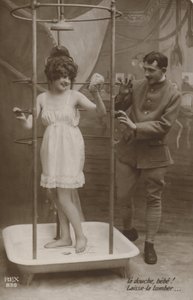Kvinne i dusjen med en soldat (s/hvitt bilde) av French Photographer
