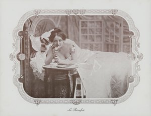 Kvinne slapper av i sengen (s/hvitt bilde) av French Photographer