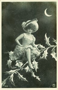 Kvinne sitter på en gren av kristtorn (s/hvitt bilde) av French Photographer