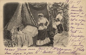 Kvinne kler av seg i et speil av French Photographer