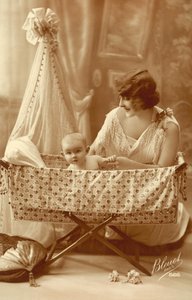 Kvinne med en baby i en vugge av French Photographer