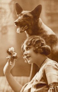 Kvinne med hunden sin av French Photographer