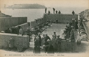 Kvinner vasker klesvask i havnen på Louen. Postkort sendt i 1913. av French Photographer