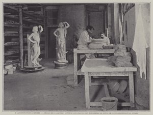 Verksted for å lage beholdere for porselensbiter som skal oppbevares i under brenning på Sevres porselensfabrikk, Frankrike (s/hv-bilde) av French Photographer