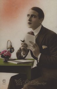 Ung mann skriver et brev av French Photographer