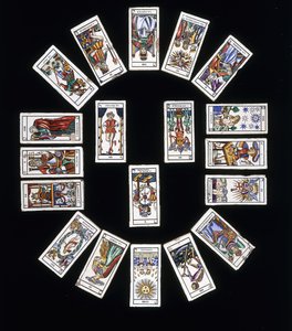 Et fransk flisepanel i steintøy, dekorert med en kortstokk med Marseilles tarotkort, 1900-tallet av French School