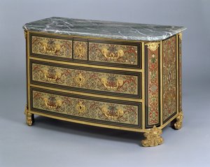 En Louis XIV-kommode, ca. 1710 (polykrom skilpaddeskall og messinginnlegg) av French School