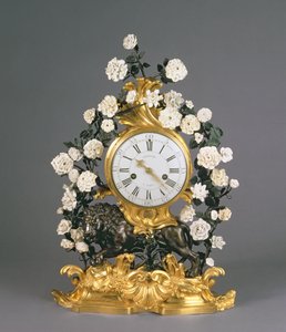 En Louis XV-klokke, Vincennes/Mennecy, ca. 1750 (porselen, ormolu og bronse) av French School