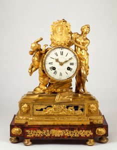 En sen Louis XV ormolu mantelklokke med en profilmedaljong av Henri IV holdt av Venus av French School
