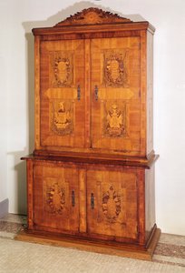 Armoire med intarsia som viser franske revolusjonære motiver og slagord, slutten av 1700-tallet (innlagt tre)