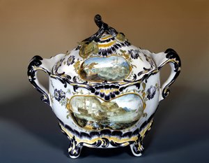 Art Francais: stor sipiere, lilla dekor av båten i steinerstil fra 1700-tallet. Paris, dekorativ kunst av French School