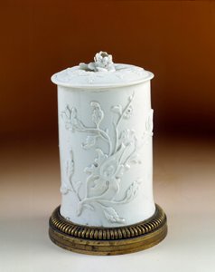 Art France: tobakkskrukke montert i gullbronse. Mykt porselen av Saint Cloud av French School