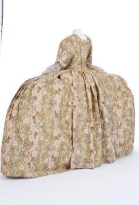 Bakfra av en hoffkjole, 1760-tallet (fransk silke og gull og farget tråd) av French School