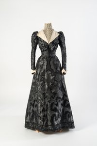Svart silkekjole med høyhalset kjemisett av kremblonde, tidlig på 1890-tallet (silke og blonder) av French School