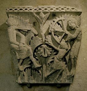 Kapital som viser en mann som skyter en pil inn i nakken på en annen, ca. 1125-30 (kalkstein) av French School