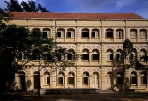 Kolonialarkitektur i Vietnam: Detalj av Puginier-skolen, kristen skole grunnlagt av Monsignor Puginier, bygget i 1898, arkitektur i militærstil. av French School