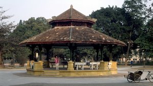 Kolonialarchitektur in Vietnam: Kiosk im „Indochinesischen“ Stil, erbaut 1920 auf dem Paul-Bert-Platz in Hanoi. Er ersetzte eine erste Metallkonstruktion von 1889, in Auftrag gegeben von einer französischen Firma von French School