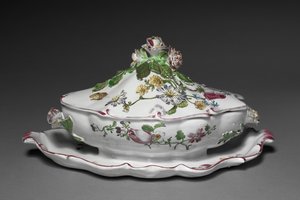 Dekket sauseterrin med festet stativ, produsent Veuve Perrin Factory, ca. 1765 av French School