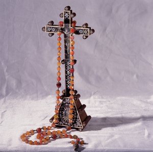 Krusifiks og rosenkrans sies å ha tilhørt Mary Queen of Scots (1542-87) av French School