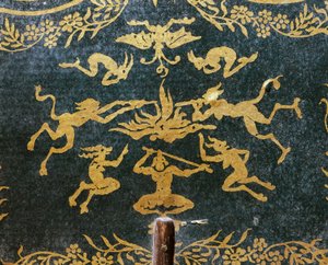 Demoner og geiter som blåser på satanisk ild, håndvifte laget som reklameapparat for opera hvit dame (libretto av Augustin Eugene Scribe, musikk av Francois-Adrien Boieldieu), gulltrykk på grønn bakgrunn av French School