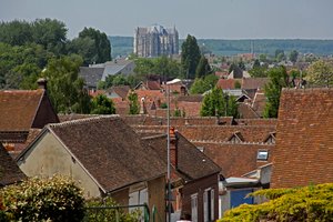 Viser en utsikt over Beauvais-katedralen sett langveisfra av French School