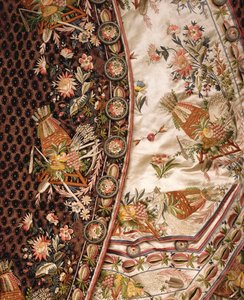 Detalj av en praktfull drakt av brunskåret fløyel, bestående av frakk, knebukser og midje av elfenbensateng brodert med eget bad, ca. 1760 av French School