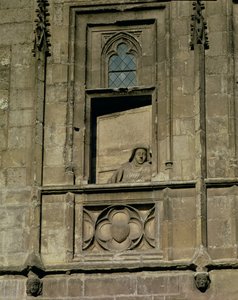 Dummy-vindu i inngangsfasaden med en figur av en kvinne som ser ut, muligens kona til Jacques Coeur, 1443-51 av French School