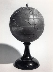 Pedagogisk globus for blinde (bronse) (s/hvitt-bilde) av French School