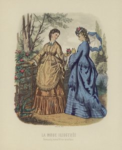 Elegante kvinner i stilkjole som står i hagen av French School
