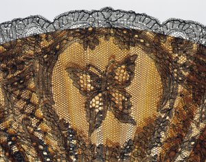 Brodert sommerfugl, detalj av halvsørgende håndvifte, klart silkeblad i chantilly blonder og perlemor ribber av French School