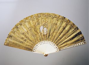 Kveldshåndvifte med stiliserte blomstermotiver i silke med paljetter, innlagte beinribber av French School
