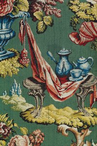 Stoff som viser en sjokoladekanne og en tekanne, Lyon Workshop, ca. 1730 (silke) av French School